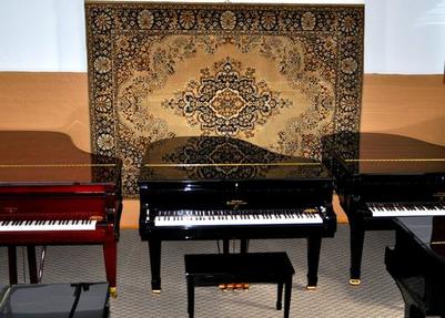 Piano Bessette, salle de montre, piano à queue noir
